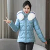 Trenchs de femmes Parkas 2023 Veste d'hiver Femmes Manteau Femme Épaissi Grand Col De Fourrure Casual Mode Lady Parka Vêtements d'extérieur