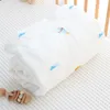 Filtar Swaddling quiltad muslin bomull broderad stjärnträd baby täcke född termisk tröstare spädbarnsäng filt med fyllmedel fluffig täcke 231017