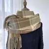 Nieuwe 2023 geruite sjaal vrouwelijk herfst en winter nieuwe Koreaanse retro sjaal Japanse studenten imitatie kasjmier warme kwast mode populaire kraag mode Engeland plaid