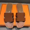 Slipare tofflor Summer Slids Leather Shoes Fashion Beach Women Designer Sandaler Letter Drag Size 35-42 med låda