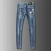 Vårens sommarmärke jeans mäns elastiska koreanska version smala passande fötter gyllene hästtryckt blå byxor247h