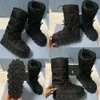 Stivaletti in gabardine di nylon, stivali impermeabili ispirati alle scarpe tecniche da sci, linee compatte, dettagli attentamente studiati, ad esempio tomaia dotata di calzini rimovibili