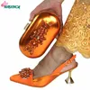 Sapatos de vestido 2023 Africano vendendo especial apontou toe senhoras sandálias laranja e saco conjunto de duas peças mulheres na festa de casamento