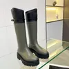 Botas de caballero con hebilla hasta la rodilla, piel de becerro, etiqueta con logotipo de cuero, media pantorrilla, punta redonda, botines Chelsea sin cordones, tacones gruesos, diseñador de lujo, zapatos de moda para mujer, calzado de fábrica