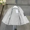 럭셔리 디자이너 베이비 트랙 슈트 어린이 공식적인 드레스 크기 100160 cm 2pcs 폴로 칼라 긴 슬리브 슈트 및 줄무늬 장식 탄성 허리 바지