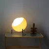 Oggetti decorativi Figurine Bauhaus Medievale Lampada da tavolo per interni Camera da letto Comodino Soggiorno Vetro Decorazione creativa Scrivania Nordic LED Retro Luce notturna 231017