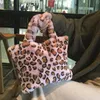 Kvällspåsar vinter mjuk varm faux päls väska mode leopard och sebra printten plysch handväska kvinnlig kedja messenger väska fluffy tote 231017