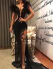 Vestido de festa de formatura preto vestidos de noite novo zíper plus size personalizado rendas até o chão com decote em v sem mangas apliques frisado sereia renda pena coxa-alta fendas