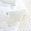 Filtar Swaddling quiltad muslin bomull broderad stjärnträd baby täcke född termisk tröstare spädbarnsäng filt med fyllmedel fluffig täcke 231017