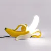 Dekorativa föremål Figurer Banana bordslampa LED -nattlampor för sovrummet sovrum vardagsrum glas modern heminredning skrivning belysning fixturer 231017