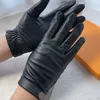 Cinco dedos Guantes Guantes de cuero de invierno Cachemira Forro negro Mitones Hombres al aire libre Mujeres Guantes cálidos con paquete de caja de regalo