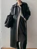 Kvinnors dike rockar mode lång kappa för kvinnor retro 2023 Autumn tunt pu läderjacka lös solid svart