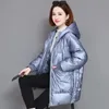 Women's Down Parkas 2023冬の女性光沢のある韓国のファッションミッドレングスフード付きゆるい濃厚なカジュアルレディース光沢のあるコットンジャケットブラック231017