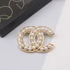 18K chapado en oro encanto marca broche doble letra diseñador de lujo Pin de alta calidad para mujeres hombres broches de perlas regalo de fiesta de boda joyería 20 estilo