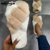 Zapatillas Diseño cruzado Casa de invierno Furry Mujeres Piel esponjosa Diapositivas para el hogar Pisos planos Zapatos de piso interior Suela suave Flip Flops 231017