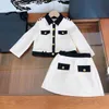 Ensembles d'automne pour bébés de créateurs de luxe Costumes pour filles Taille 110-160 CM 2pcs Veste à revers boutonnée en or et jupe d'embellissement de poche Sep05