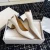Toppkvalitet läder fyrkantig block chunky klack sandaler pumpar skor kattunge klackar lyxiga designer klänningskor kontor lågklackade skor med låda