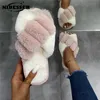 Zapatillas Diseño cruzado Casa de invierno Furry Mujeres Piel esponjosa Diapositivas para el hogar Pisos planos Zapatos de piso interior Suela suave Flip Flops 231017