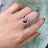 Clusterringen Kunstmatige Duivenbloed Ruby Ring Vrouwelijk Rood Gangyu Licht Luxe Klein Design Premium Retro Frans 925 Zilver