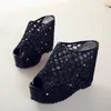 Ubierz buty dla kobiet 2023 Sandals Sandals Platforma klinowa pięta Zesztych poślizg na podglądaniu gumowym Eleganckie dojrzałe panie żeńskie