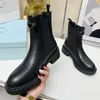 Nouvelles bottes d'hiver pour femmes célèbres, marque de styliste, bottes Martin à fond plat, en cuir véritable, Triangle en métal, semelle épaisse, antidérapantes, manches longues pour dames