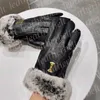 Guantes de piel de invierno para mujer, manoplas de Cachemira con letras de Metal, guantes de piel de oveja de lujo para pantalla táctil, guantes de esquí para conducir