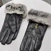 Guantes de piel de invierno para mujer, manoplas de Cachemira con letras de Metal, guantes de piel de oveja de lujo para pantalla táctil, guantes de esquí para conducir