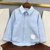 Diseñador de lujo Camisa de solapa para bebé Ropa para niños de alta calidad Color sólido Ropa de otoño TAMAÑO 100-160 CM Moda Blusas para niños Feb17