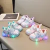Płaskie buty Spring and Autumn Dziewczyna Buty dla niemowląt LED Light Boy Siatka Oddychająca lekkie buty dziecięce miękkie buty sportowe 231019