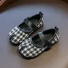 Flatskor Spring Autumn Girls Shoes Plaid Princess Shoes White Black Children Flats barn grunt skor Baby Single Shoes Toddlers Loafers 231018