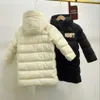 衣料品セットキッズウィンターロングジャケットデザイナー服の子供たちにフード付き刺繍暖かいパーカーコートフェイスパフジャケットレタープリントoutureを印刷