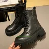 Luxuriöse Designer-Motorradstiefel mit Schnürung für Damen, Fleece, verdickter Halbstiefel, klassischer Winterstil, schwarze Mode-Persönlichkeitsstiefeletten