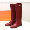 Bordo curvo Tacco basso Stivale alto Pelle di vitello liscia conciata al vegetale Decorazione con fibbia slip-on Punta tonda Stivali da equitazione al ginocchio Designer donna