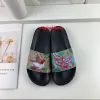 2024 Designer -Hausschuhe für Männer Frauen Mode klassische Flachsommer -Sommer -Strandschuhe Mann Abnack Leder Gummi flacher Blumenblumen Tiger Objektträger Kap Kap Kap KAP