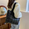 Sacs de soirée Mode d'hiver Sac à bandoulière de grande capacité pour femmes imperméables sacs à main en coton doux dames fourre-tout avec sangles 231019