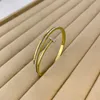 Pulsera de uñas Diseñador de moda Joyería con incrustaciones de diamantes 18K Incoloro Versátil Pulsera con cierre de acero de titanio para mujer Accesorios de joyería de regalo de Navidad