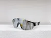 Shield Wrap Solglasögon Black Grey Smoke Mens Women Designer Solglasögon Shades UV400 Eyewear Unisex