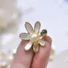 22091108 Diamondbox -Jewelry Brooch Pin Gold 7-8mm Akoya أم Pearl Wild Flower 18K Rose Rose Pendant Charm Adea