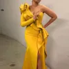 Swobodne sukienki jedno ramię długie sukienki falbany żółte eleganckie eleganckie kobiety bodycon podzielone kobietę formalne przyjęcie maxi 2022 rok267l