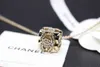 2023 Collier pendentif à breloque de qualité de luxe avec diamant et design creux style spécial en plaqué or 18 carats avec boîte à timbres PS4722A