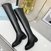 Nouvelles bottes d'hiver pour femmes célèbres, marque de styliste, bottes Martin à fond plat, en cuir véritable, Triangle en métal, semelle épaisse, antidérapantes, manches longues pour dames