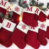 Juldekorationer brev julstrumpor röd snöflinga diy brev stickade strumpor julgran hänge dekoration hem julklapp x1019