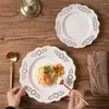 Borden Vintage Romantisch Hol Reliëf Wit Keramisch Salade Dessert Dinerbord En Hoge Voet Fruitcake Dienblad Met Standaard Servies