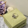 Vans Cleef Ring الزوجين الفاخرة 18K الذهب المنقوش البرسيم عالي الجودة من التيتانيوم الصلب خاتم الزفاف مصمم أزياء المرأة مجوهرات المجوهرات