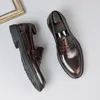 Scarpe eleganti da uomo Business Casual Mocassini in pelle da uomo Vernice con suola spessa Un paio di versione coreana Fa