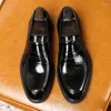 Scarpe eleganti da uomo Business Casual Mocassini in pelle da uomo Vernice con suola spessa Un paio di versione coreana Fa