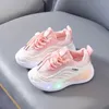 Platte schoenen maat 21-30 kinderen gloeiende sneakers lichtschoenen kinderen led verlichte sport loopen sneakers casual ademende mesh schoenen 231019