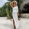 Kvinnors badkläder Kvinnors 2023 Bikini Cover-Ups White Crochet Tunika Sexig Se genom ärmlös mesh klänning kvinnor sommarkläder strand