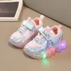 Scarpe basse Primavera e autunno scarpe da bambina per bambina Luce a LED per ragazzo con superficie in rete traspirante e leggera scarpe per bambini scarpe sportive con suola morbida 231019