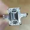 Anelli di diamanti da cocktail di fidanzamento con moissanite creati con taglio smeraldo da 5 ct in argento sterling 925 originali per le donne Gioielleria raffinata3010